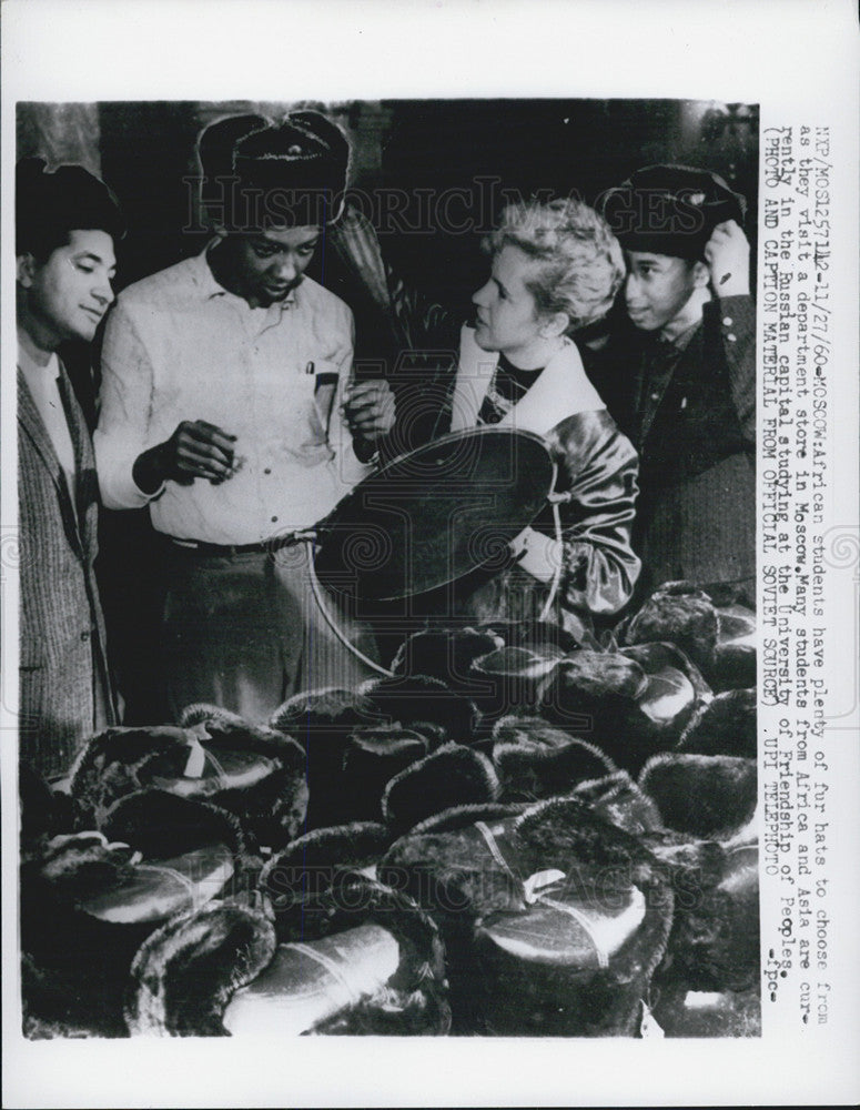 1960 Press Photo African Students Chooses Fur Hats in Moscow - Historic Images