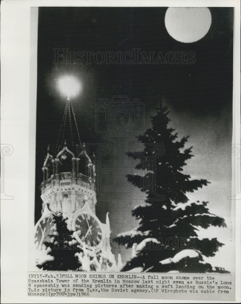 1966 Press Photo Full Moon Over Spasskaia Tower of the Kremlin in Moscow - Historic Images