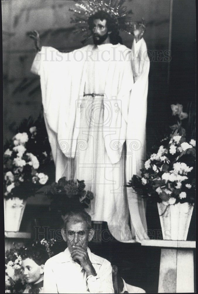 1986 Press Photo Salvador Rodriguez, 73 attends mass in Metropolitan Cathedral - Historic Images