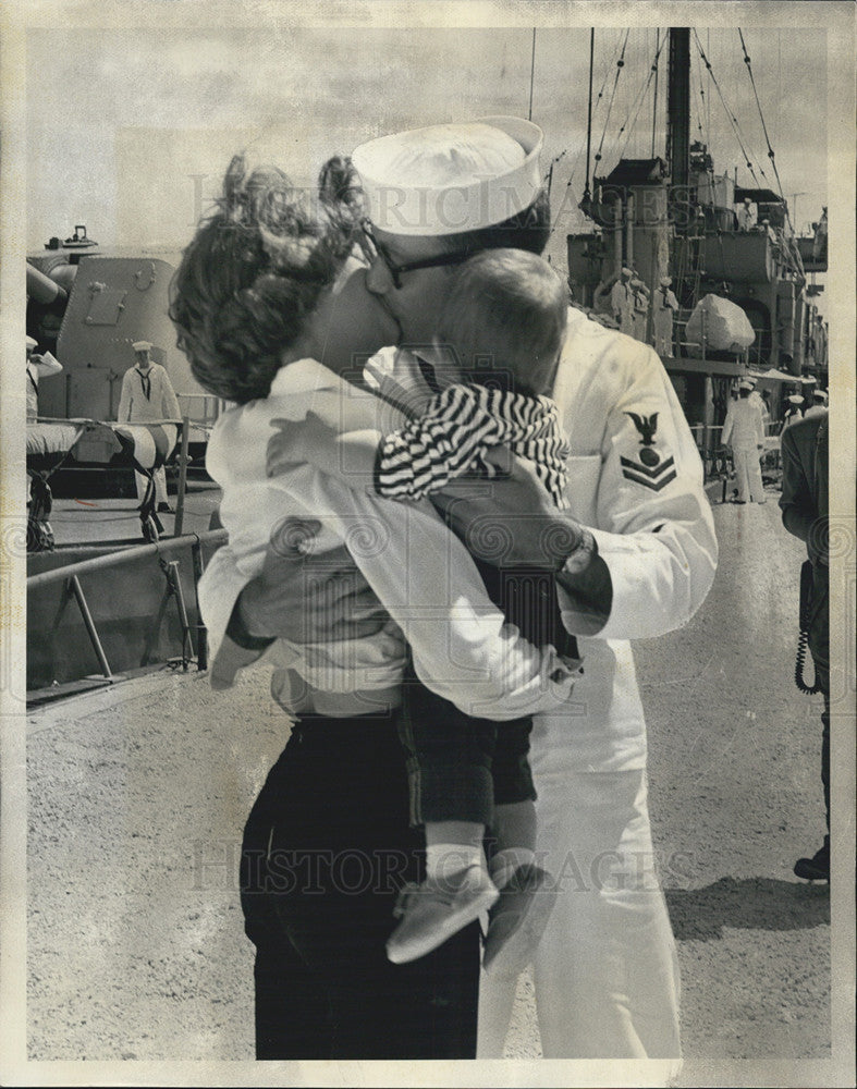 1965 Press Photo Sailor Perry Sowell Embrace Wife &amp; Son On Duty Aboard Destroyer - Historic Images