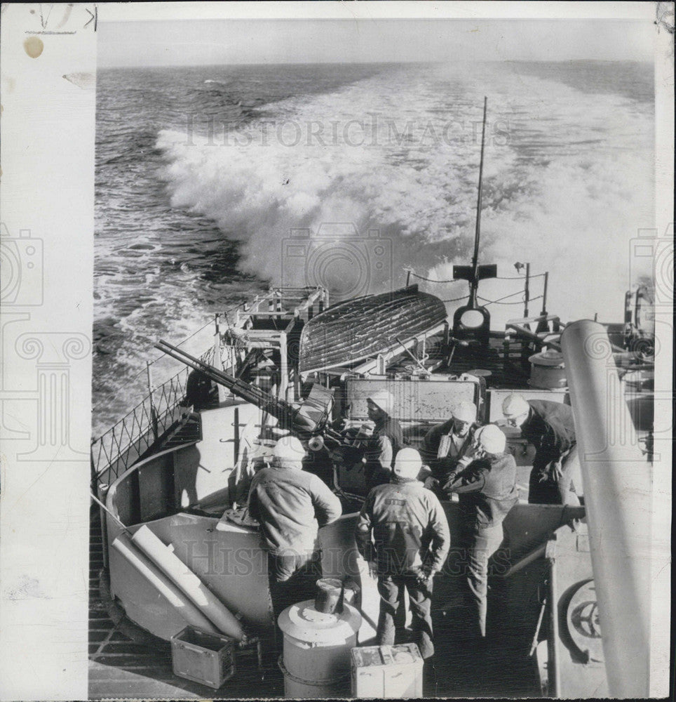 1950 Press Photo of the crew of the USS Colahan looking for subs in Pacific - Historic Images