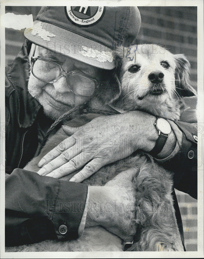 1986 Press Photo Edger Rommeiss who was flooded out of his home - Historic Images