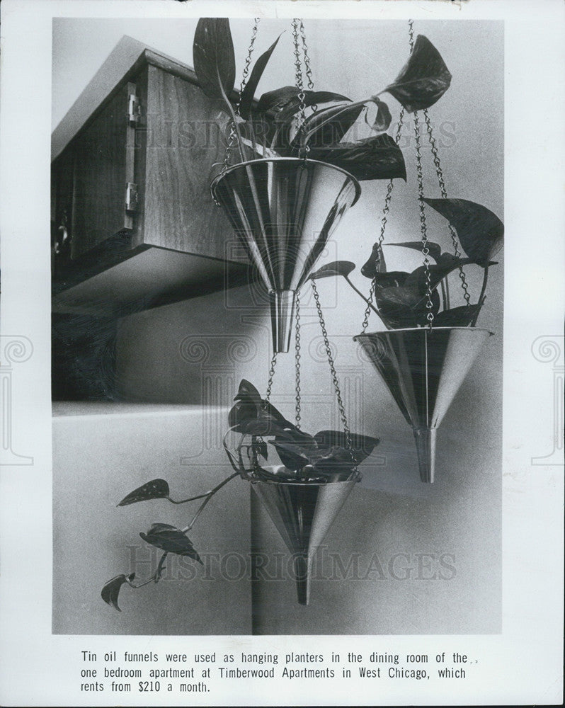 1979 Press Photo tin oil funnels were used as hanging planters - Historic Images