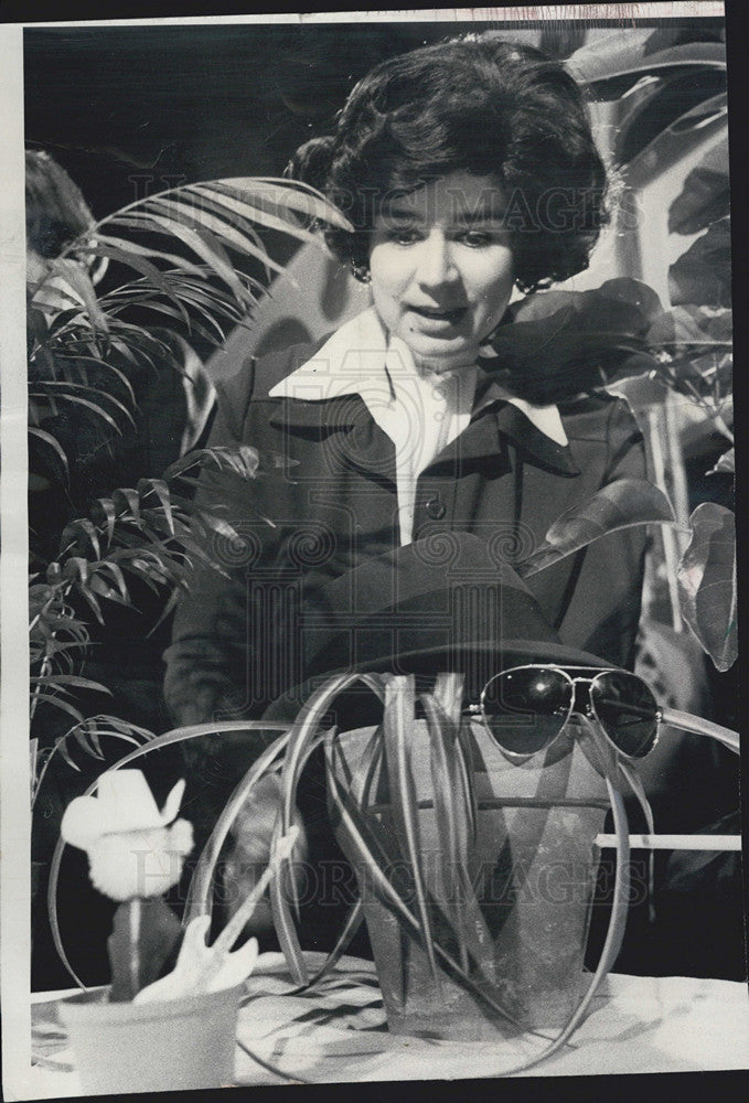 1977 Press Photo Nancy Compel Of Chicago Talk To Spider Plant, Punky Malone - Historic Images