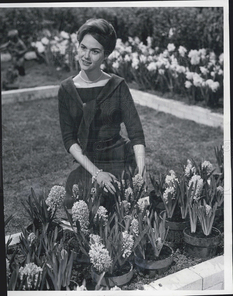 1968 Press Photo Patricia Vance Model Eileen Timm Amphitheatre Chicago - Historic Images