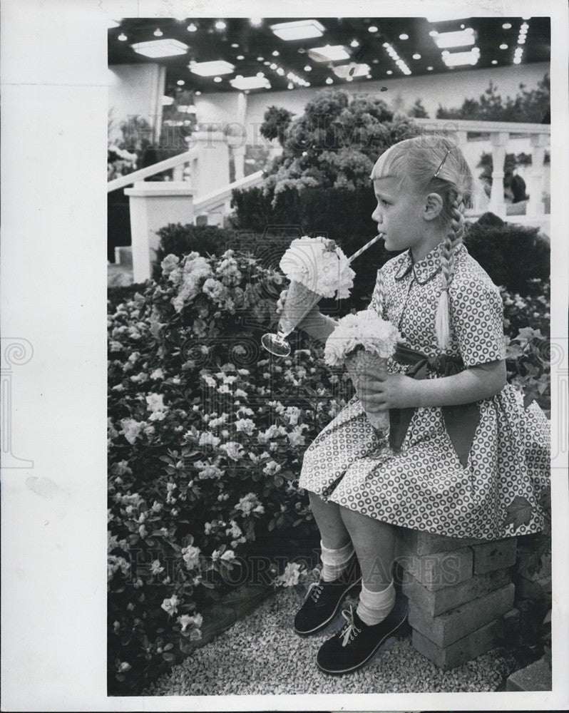 1962 Press Photo Suzie Larson Pretends To Eat Two Sodas McCormick Place Garden - Historic Images