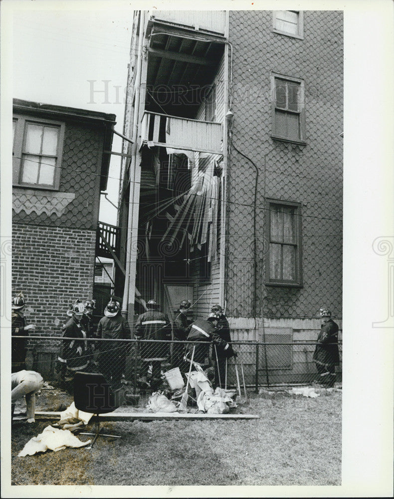 1983 Press Photo Firefighters Work Through Debris At Chicago Apartment Fire - Historic Images