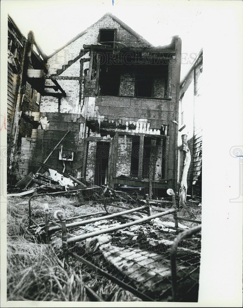 1983 Press Photo The charred rear of the house at 4410 S. Richmond.... - Historic Images