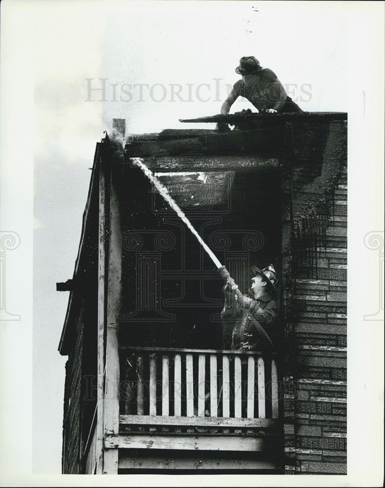 1953 Press Photo Fire in a 3-flat at 1906 S.Kedzie being mopped up by firemen - Historic Images