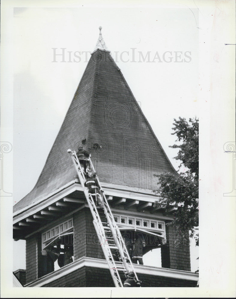 1983 Press Photo Lightning struck church during early morning thunder storm. - Historic Images