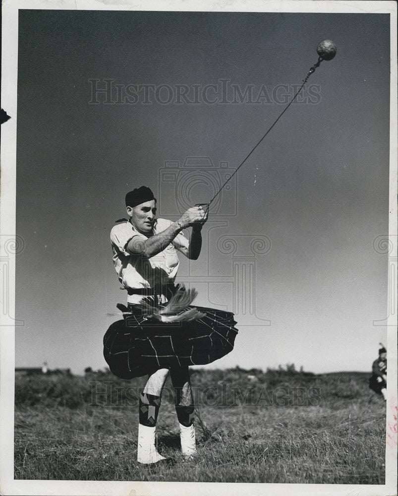 Press Photo Scottish man doing the hammer throw - Historic Images
