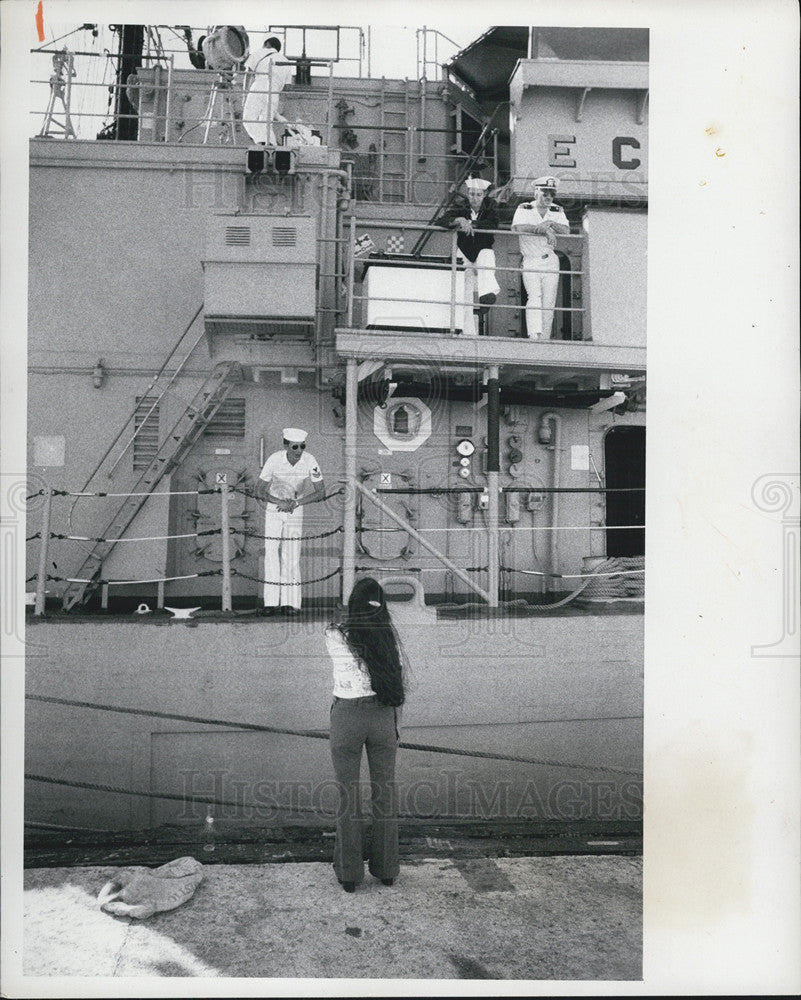 1974 Press Photo USS Engage Leaving Port Wife And Sailor - Historic Images