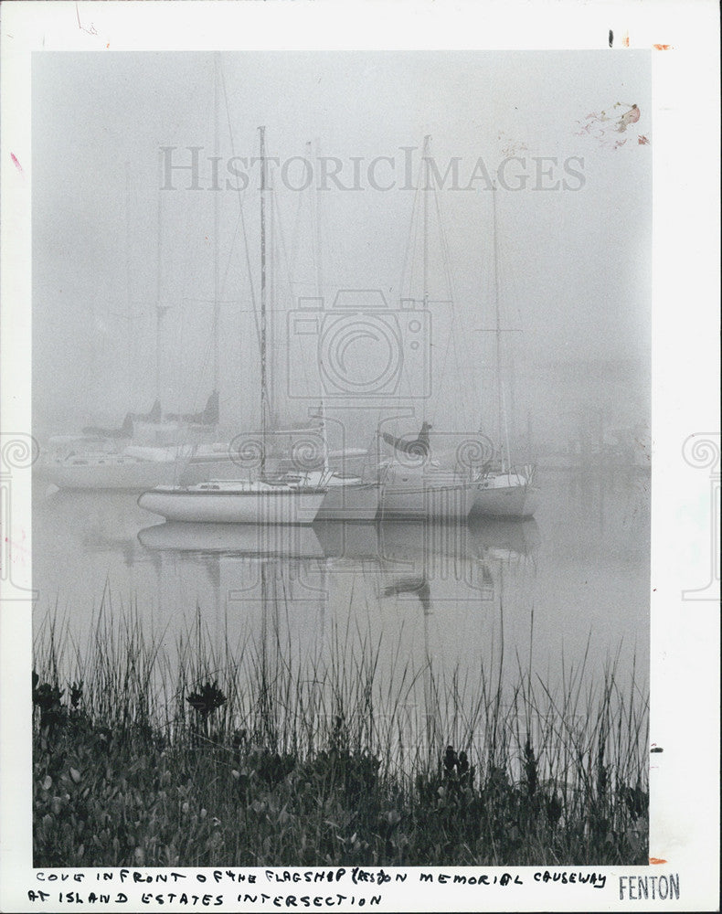 1986 Press Photo Boats In Fog At Clearwater Memorial Causeway Island Estates - Historic Images