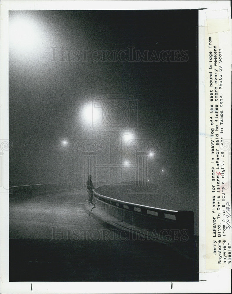1987 Press Photo Jerry LaFavor Fishes In Heavy Fog On Bayshore Boulevard Bridge - Historic Images