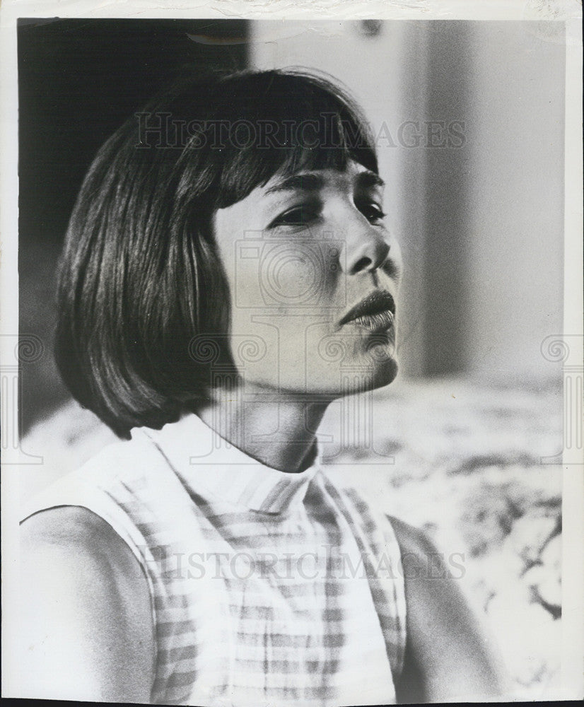 1965 Press Photo Actress posing for photo - Historic Images