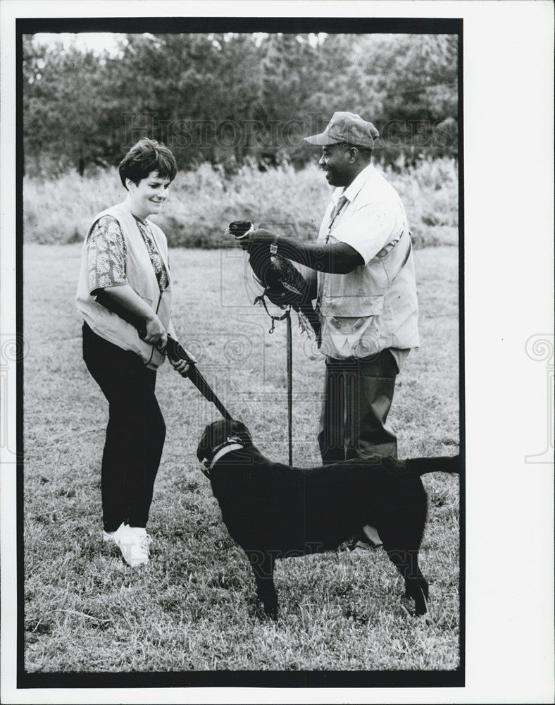 1991 Press Photo Dog Trainer Ben Washington Gives Charlotte Sutton Shot Pheasant - Historic Images