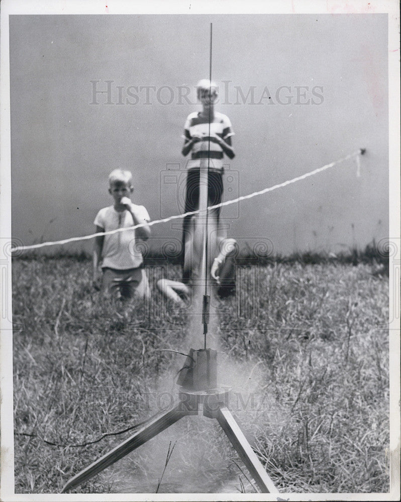 1966 Press Photo Steve Saunders and Frank Spooner release their rocket - Historic Images