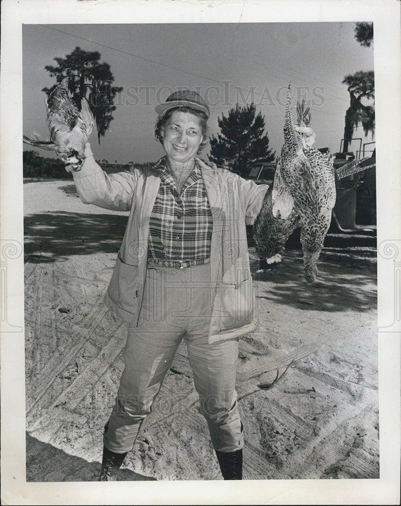 1964 Press Photo Kitty Hudson Displaying Her Kills Hunt Bird - Historic Images