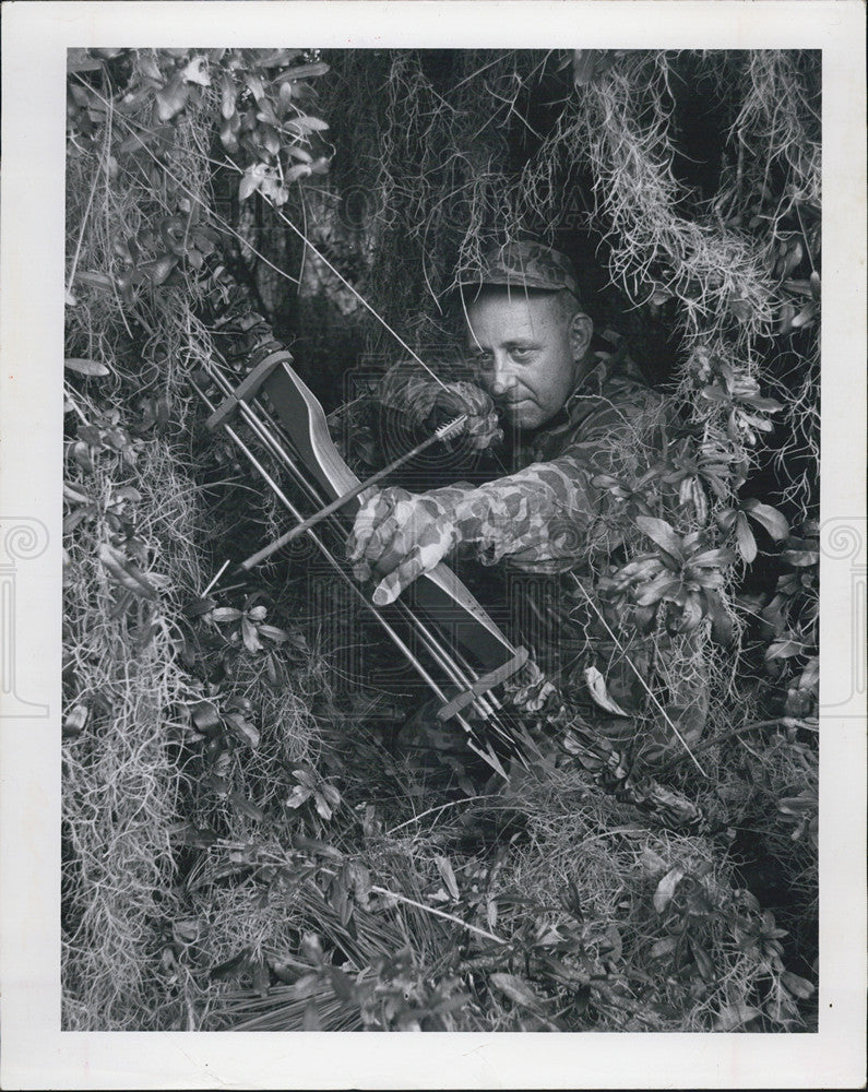 Press Photo Man Hunting With Bow And Arrow - Historic Images
