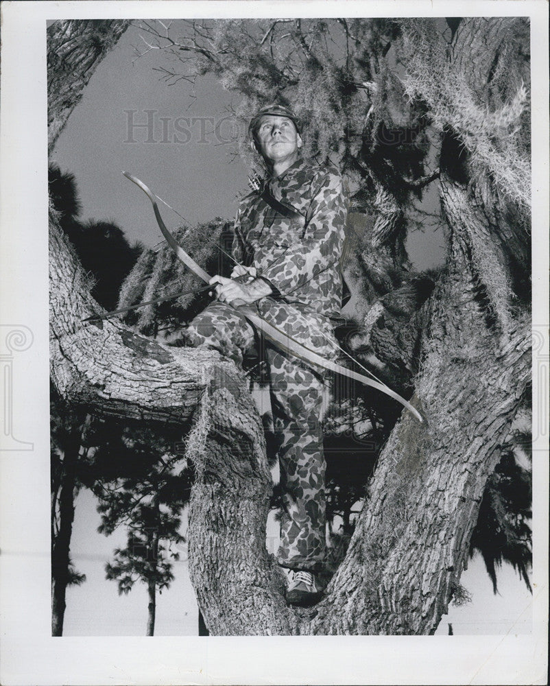 1958 Press Photo Dr. W.W. Cunningham Using Bow And Arrows In Camouflage - Historic Images