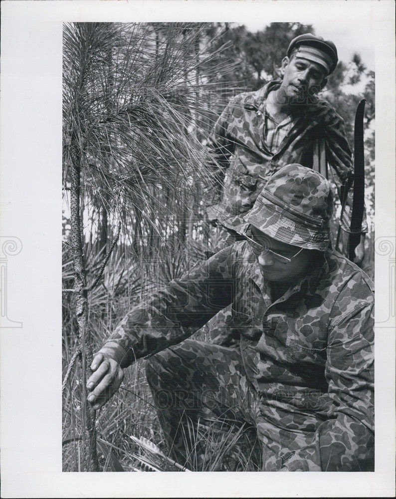 Press Photo Hunting Bow and Arrow - Historic Images