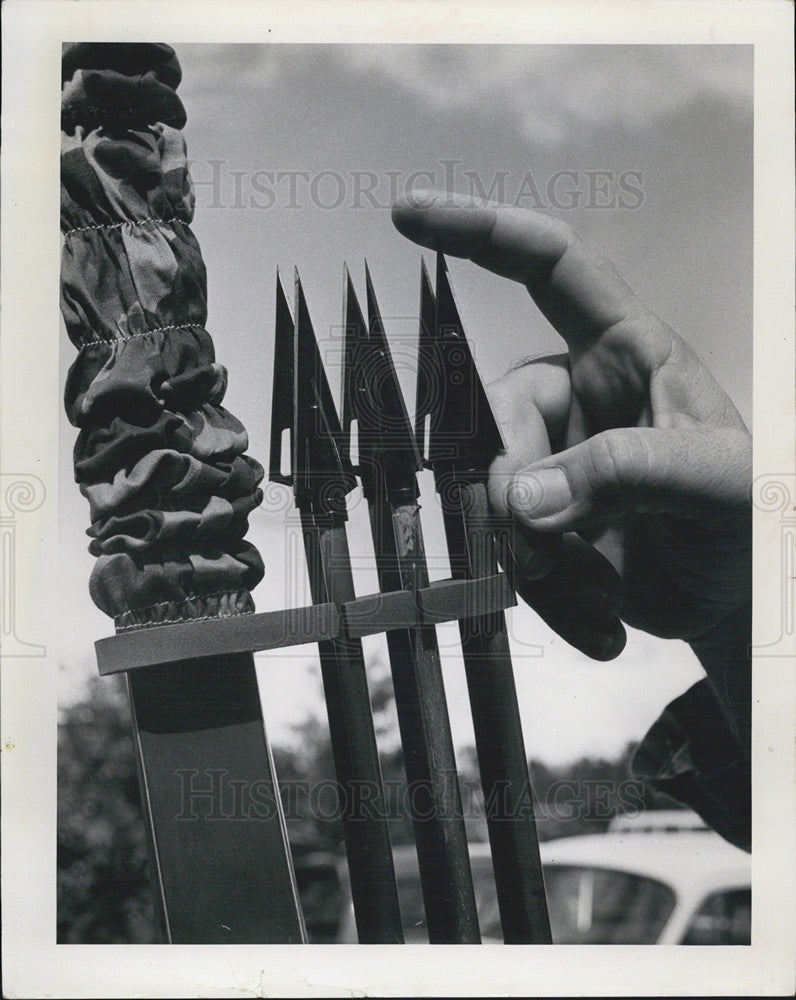 1959 Press Photo Hunting Bow and Arrow - Historic Images