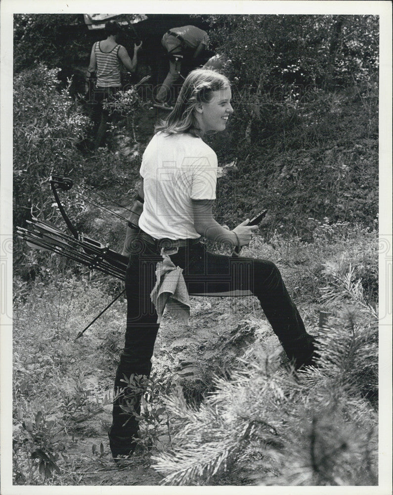 1979 Press Photo Mona Gardiner bow and arrow hunting - Historic Images