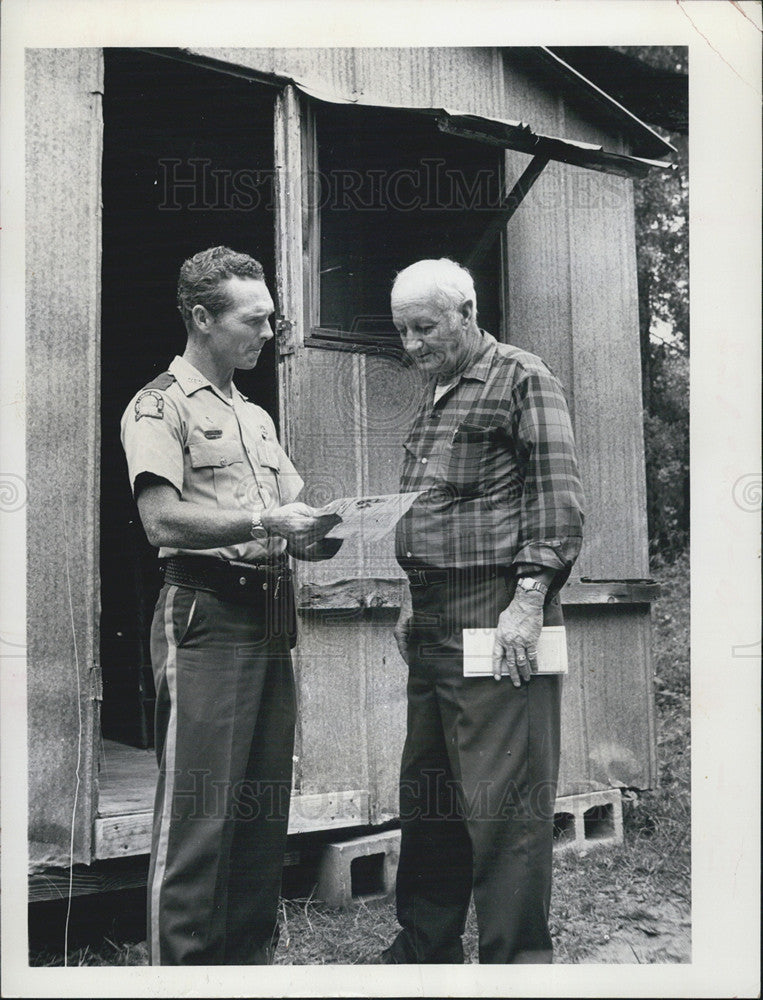 1972 Press Photo Gerry Youdal Explains Laws To Hunter/Game Commission - Historic Images