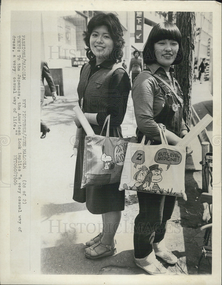 1976 Press Photo American Look Best Seller to Japanese Woman - Historic Images