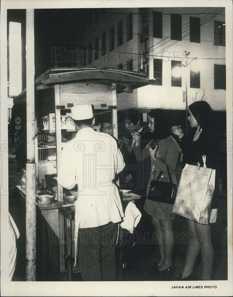 1974 Press Photo Japanese Youth Buy Barbecue Chicken at a Street Stand - Historic Images