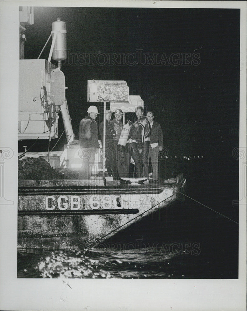 1980 Press Photo Coast Guard Bouy And Oil Tanker Collision - Historic Images