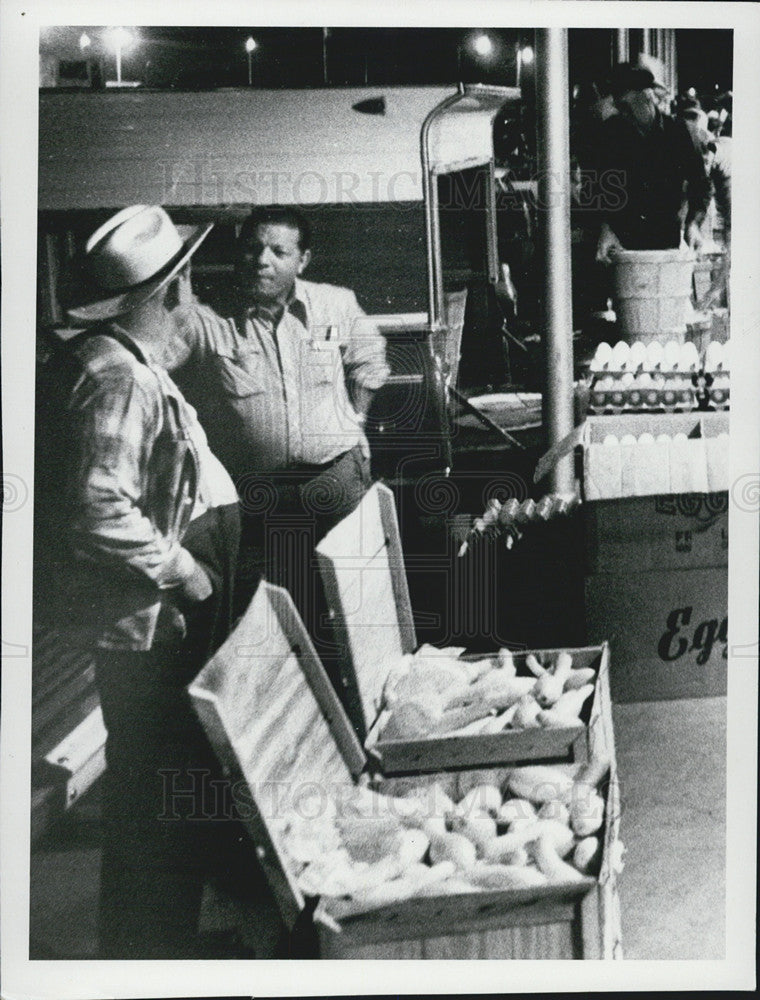 1972 Press Photo Two farmers selling squash - Historic Images