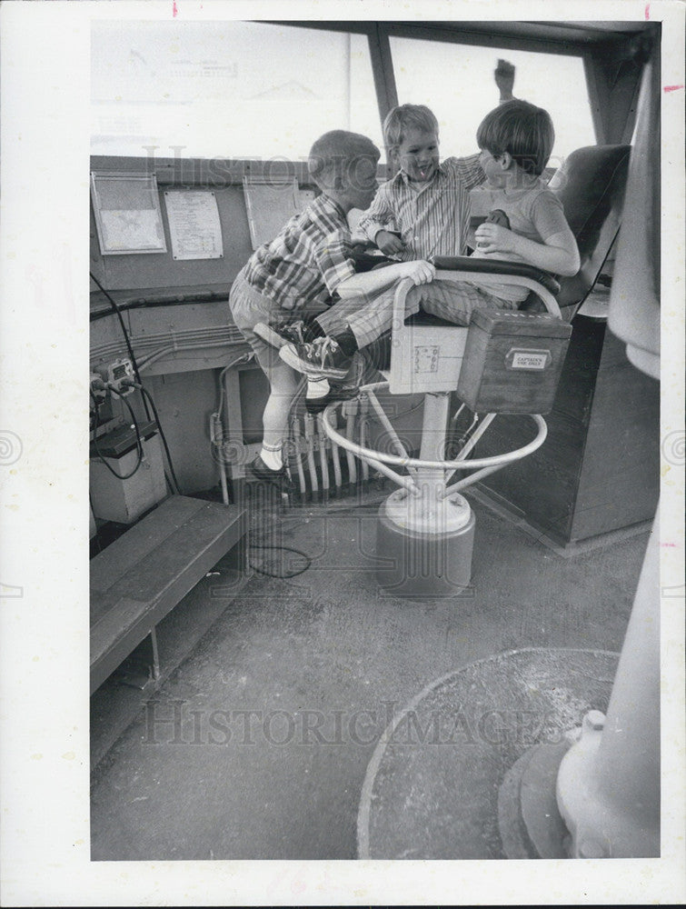 1972 Press Photo USS Dominant Mine Sweeper Kids In Control Room - Historic Images