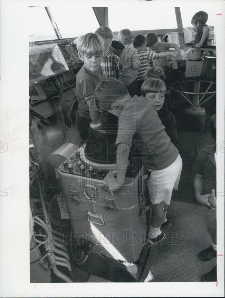 1972 Press Photo USS Dominant Control Room Filled With Children - Historic Images