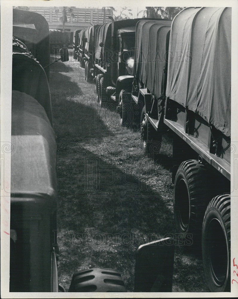 1968 Press Photo Sunday morning 50 tucks and 210 men pull out to camp Blanding.. - Historic Images