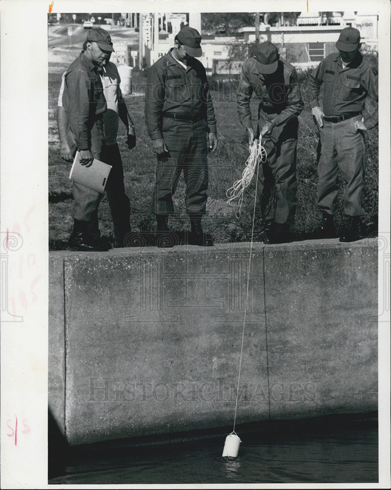 1973 Press Photo Guardsmen take water samples from area lakes as part of... - Historic Images