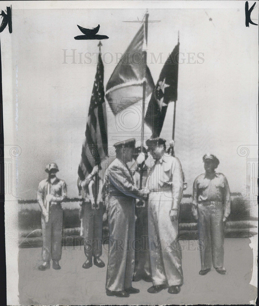 1950 Press Photo Gen. Douglas MacArthur receives United Nations flag. - Historic Images