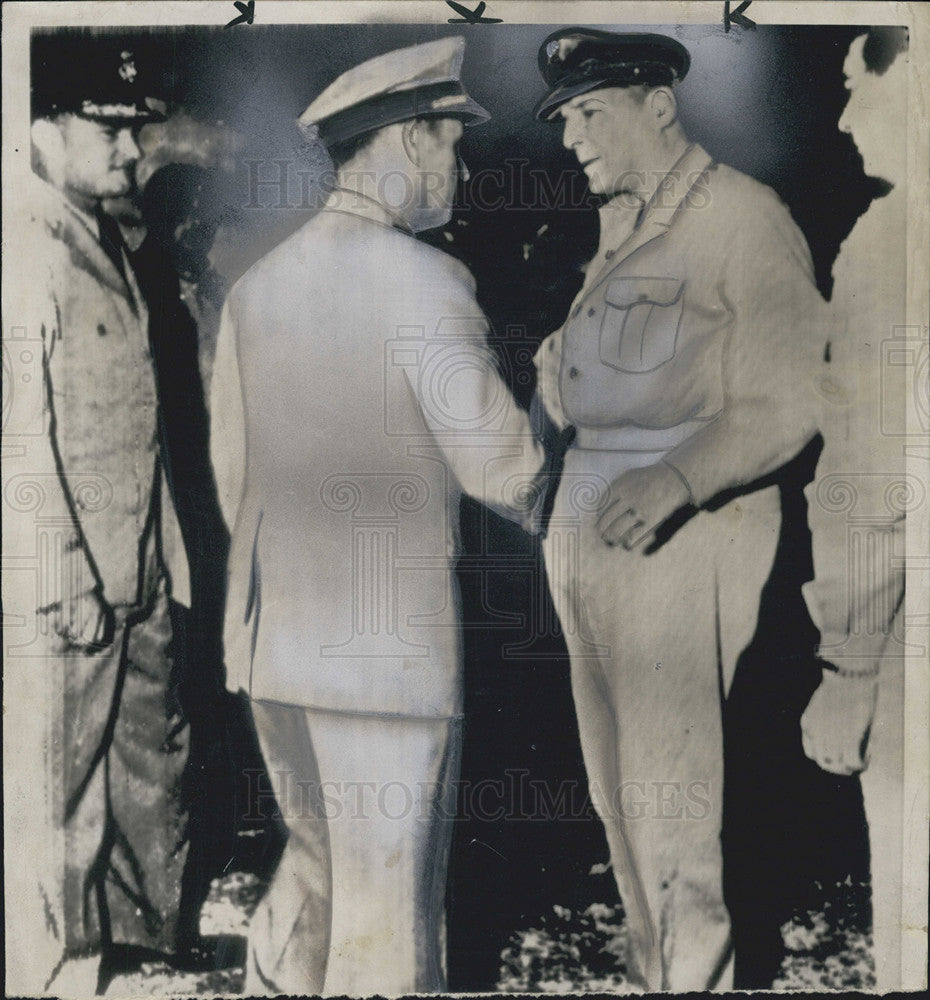 1950 Press Photo Gen Douglas MacArthur arrives at Wake Island greeted ... - Historic Images