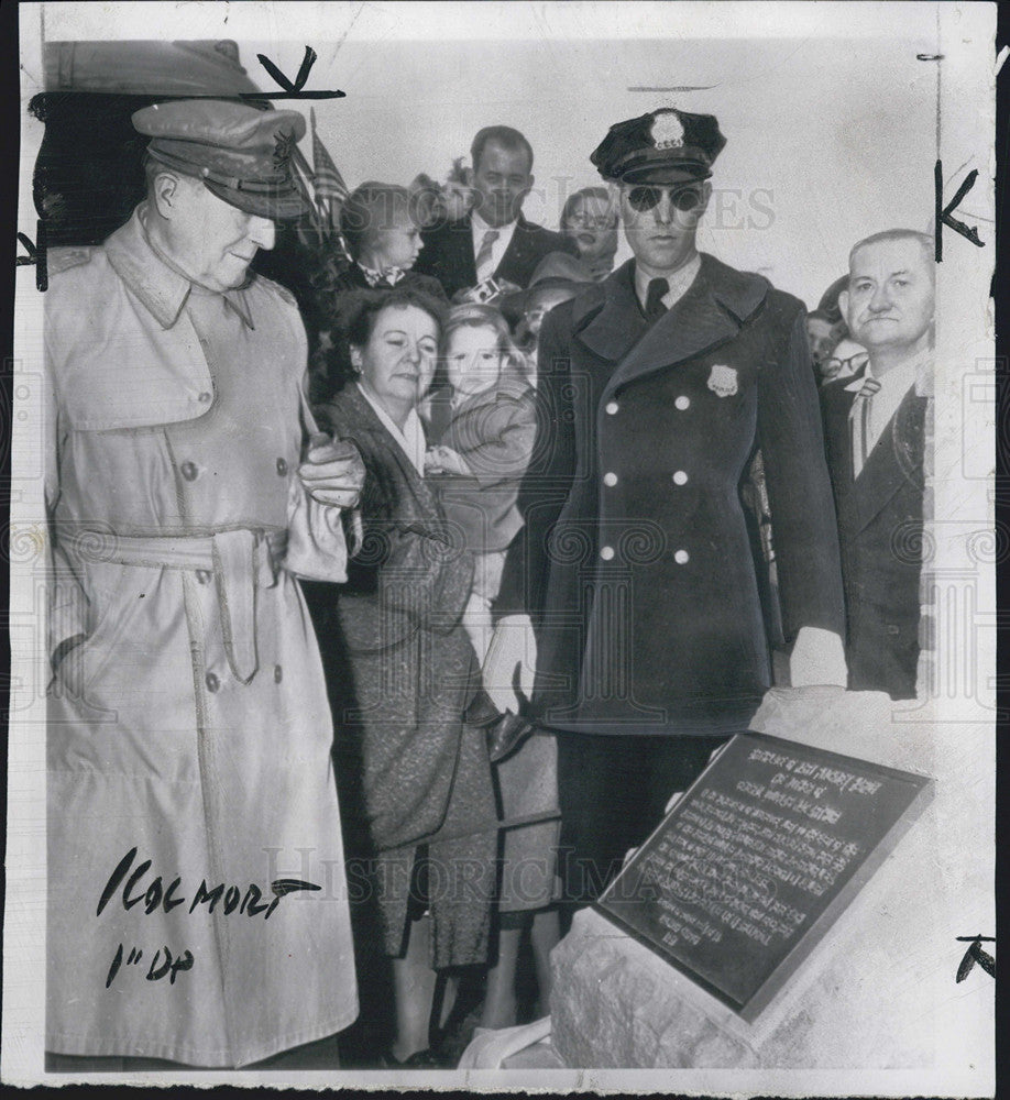 1951 Press Photo Gen Douglas MacArthur at Mother Memorial Mary Pickney Hardy - Historic Images