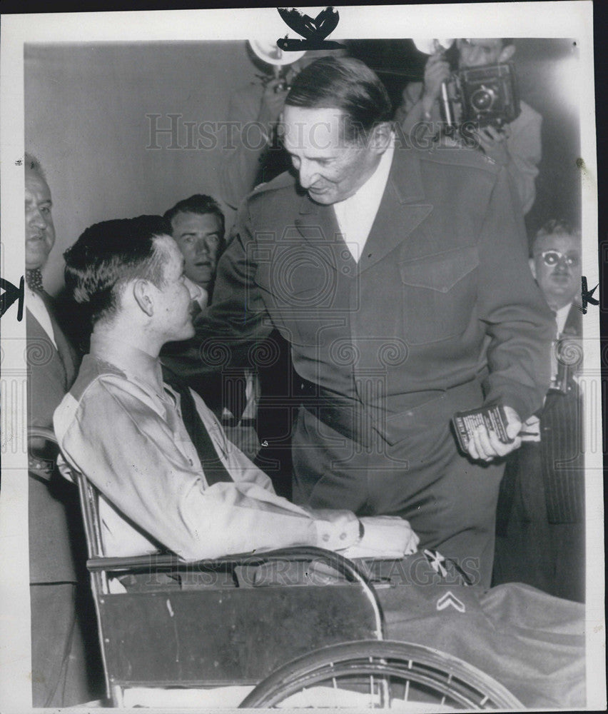 1951 Press Photo Gen Douglas MacArthur Visit Pfc Bruce Clement a Korean Casualty - Historic Images