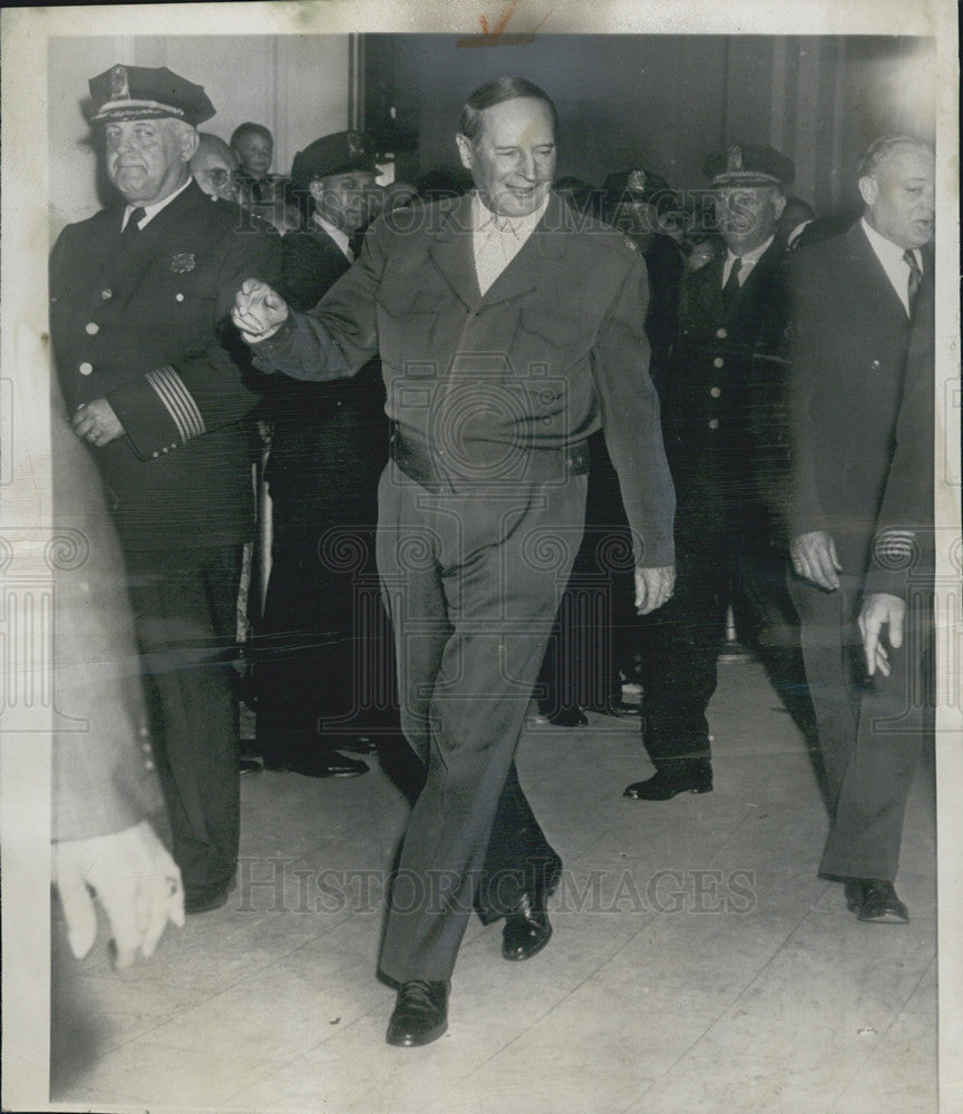 1951 Press Photo General Douglas MacArthur Leaving Senate Hearing - Historic Images