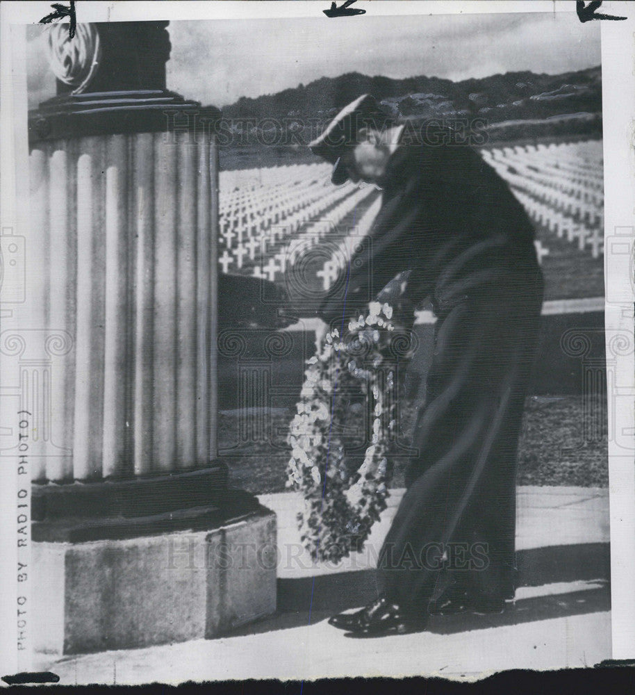 1951 Press Photo Gen. MacArthur Honoring Dead With Wreath Of Orchids - Historic Images