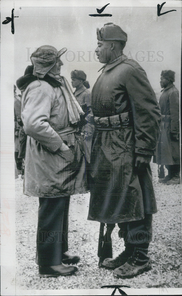 1951 Press Photo Gen. MacArthur Dwarfed By Soldier - Historic Images