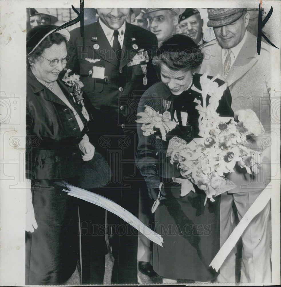 Press Photo Mrs. Douglas MacArthur Cuts Ribon - Historic Images