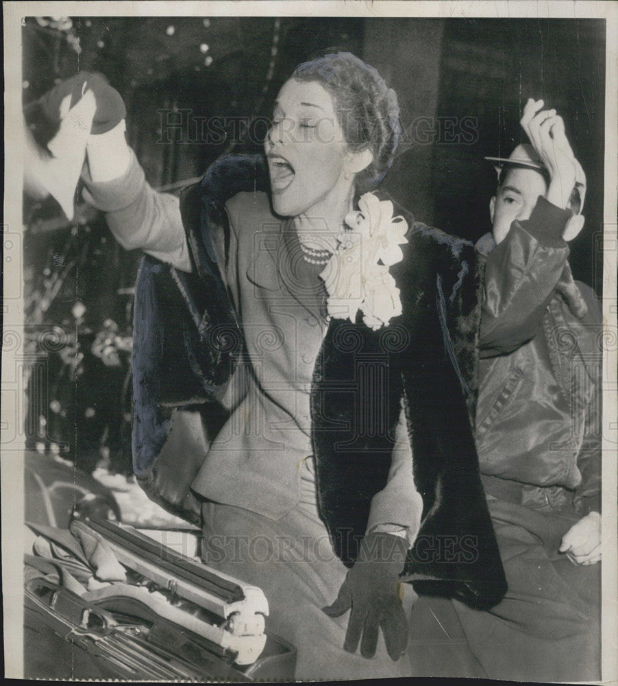 1951 Press Photo Mrs Douglas MacArthur with Son Arthur in Parade in New York - Historic Images