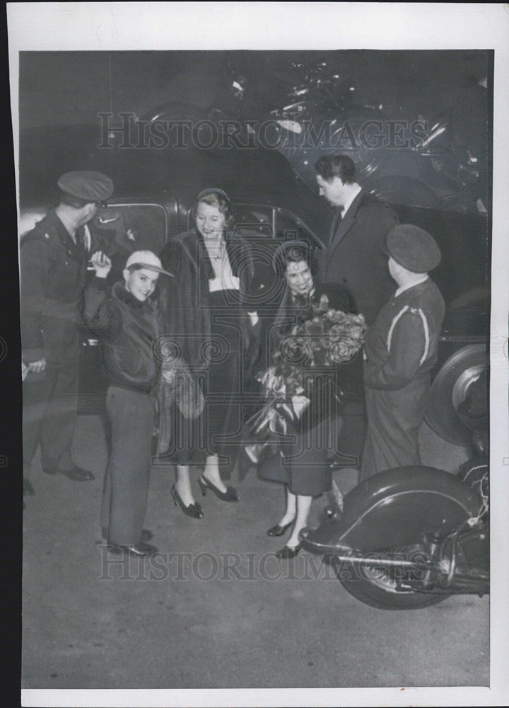 1951 Press Photo Mrs Douglas MacArthur &amp; Son Arthur in New York City - Historic Images