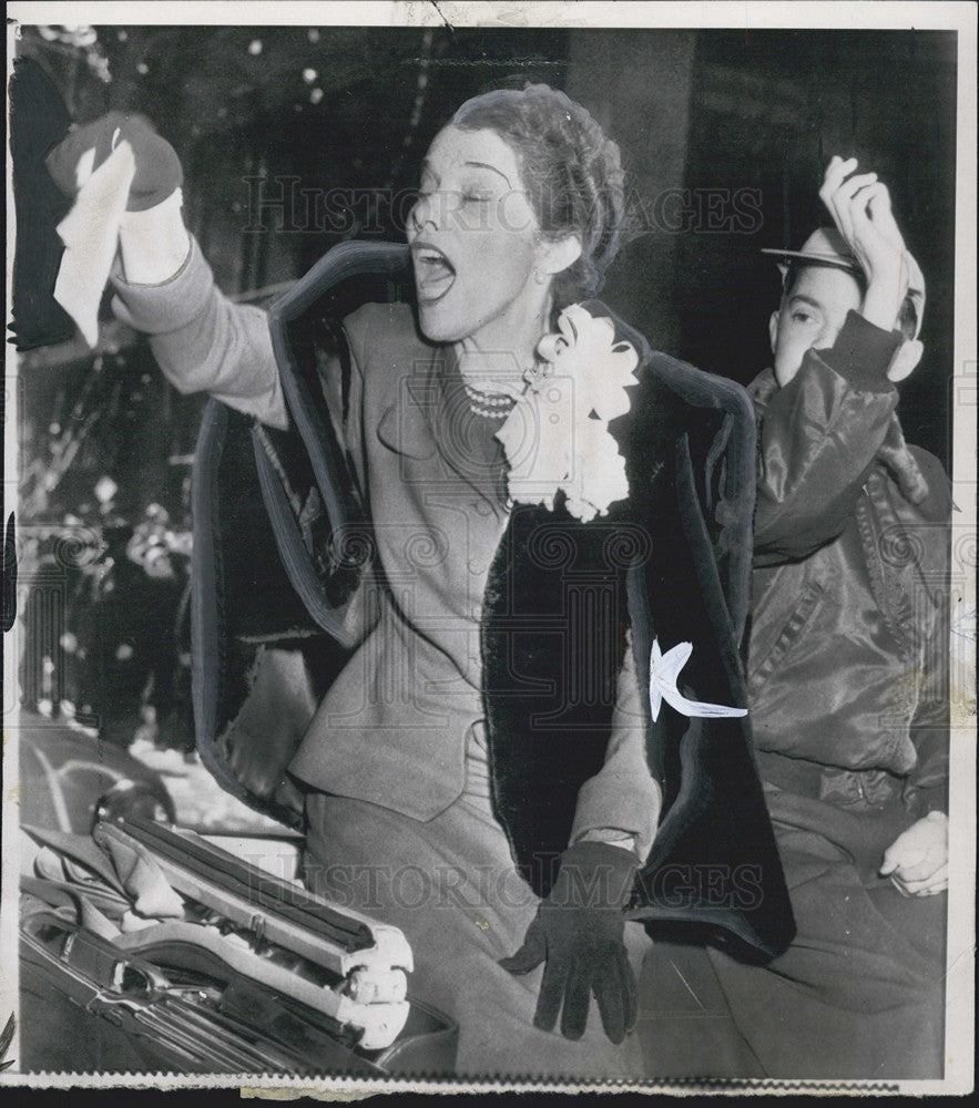 1951 Press Photo Mrs. Douglas MacArthur in motorcade with her son Arthur - Historic Images