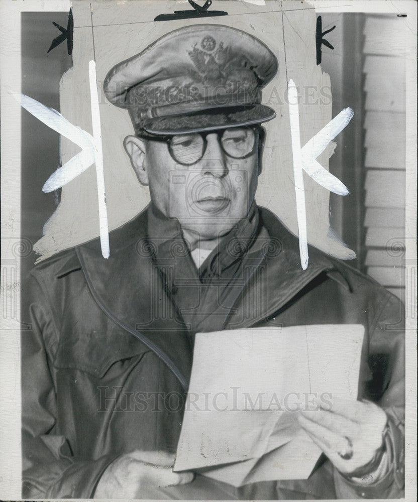 1951 Press Photo General Douglas MacArthur in Tokyo&#39;s Haneda Airport - Historic Images