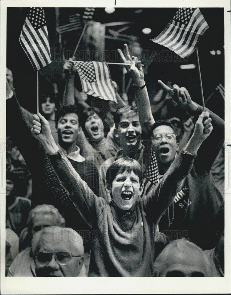 1985 Press Photo Gordon Technical High School Students Waving Flags Reagan Visit - Historic Images