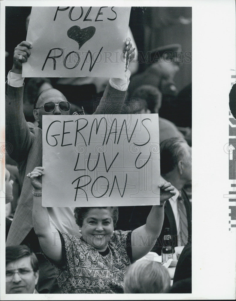 1988 Press Photo Germans Hold Signs For President Reagan Luncheon Appearance - Historic Images